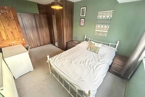 2 bedroom terraced house to rent, Woodside View, Leeds, West Yorkshire