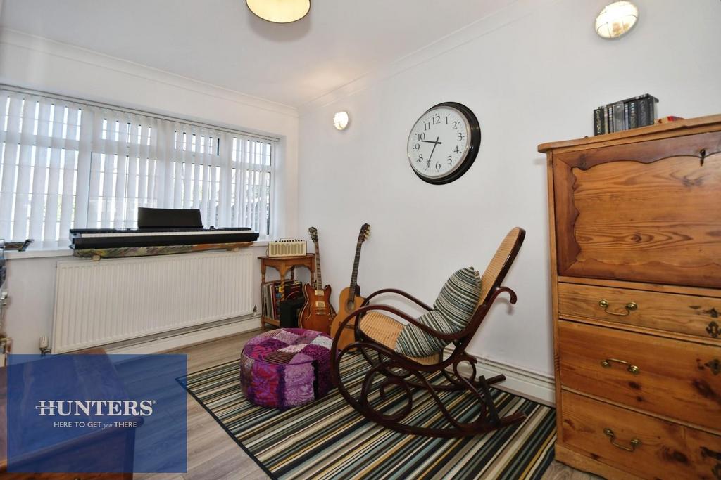 FAMILY ROOM 01.jpg