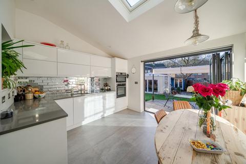 2 bedroom semi-detached house for sale - Gosforth Path, Watford, WD19