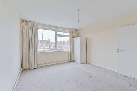2 bedroom flat to rent, The Elms, Tooting Bec, London, SW17