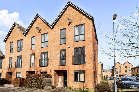 3 bedroom townhouse for sale - Brooks Mews, Aylesbury, HP19