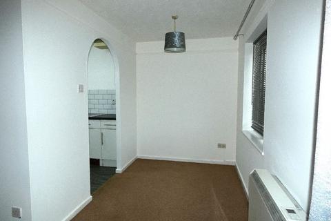 2 bedroom apartment to rent, Swinnow Close, Leeds