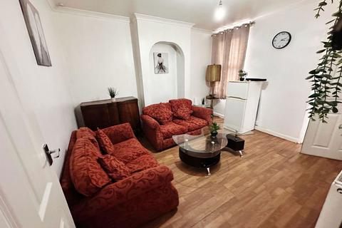 5 bedroom semi-detached house to rent, Regina Road, Southall, UB2 5PP