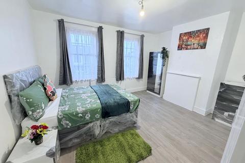 5 bedroom semi-detached house to rent, Regina Road, Southall, UB2 5PP