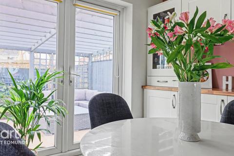 3 bedroom detached house for sale, Snowdrop Close, Bury St Edmunds