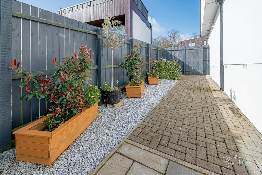 Side Terrace