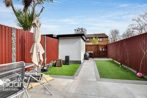 4 bedroom terraced house for sale, Renfrew Close, London
