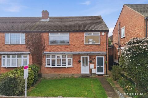 2 bedroom maisonette for sale, The Holt, Hainault IG6