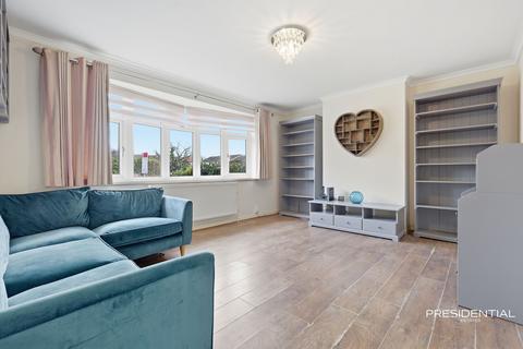 2 bedroom maisonette for sale, The Holt, Hainault IG6