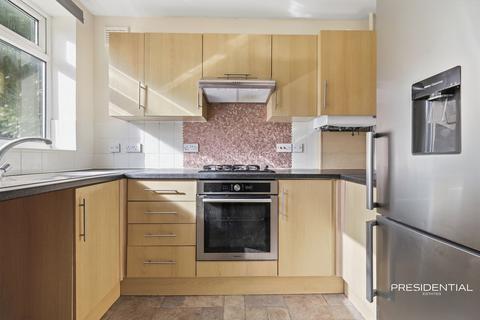 2 bedroom maisonette for sale, The Holt, Hainault IG6