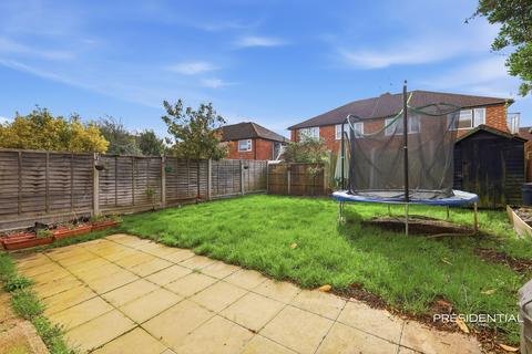 2 bedroom maisonette for sale, The Holt, Hainault IG6