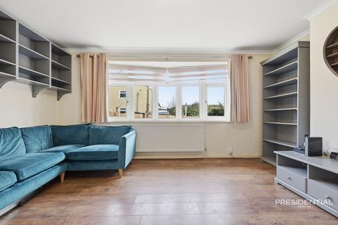2 bedroom maisonette for sale, The Holt, Hainault IG6