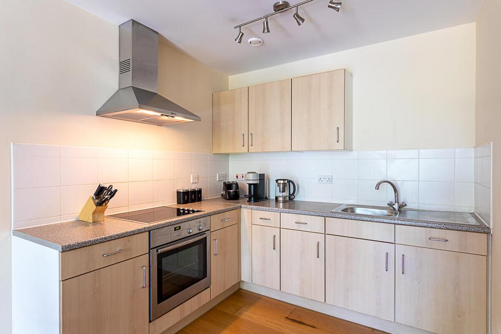 GIF- Flat 22 Sailacre House, Woolwich Road SE10 0 J