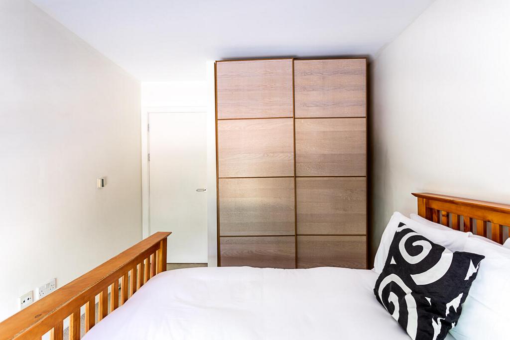 GIF- Flat 22 Sailacre House, Woolwich Road SE10 0 J