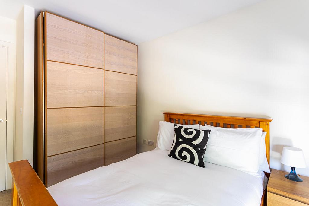 GIF- Flat 22 Sailacre House, Woolwich Road SE10 0 J