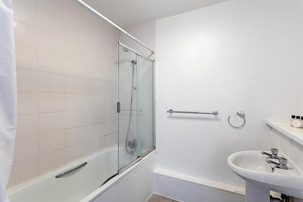 GIF- Flat 22 Sailacre House, Woolwich Road SE10 0 J