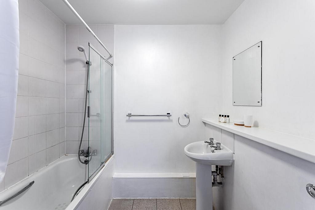 GIF- Flat 22 Sailacre House, Woolwich Road SE10 0 J