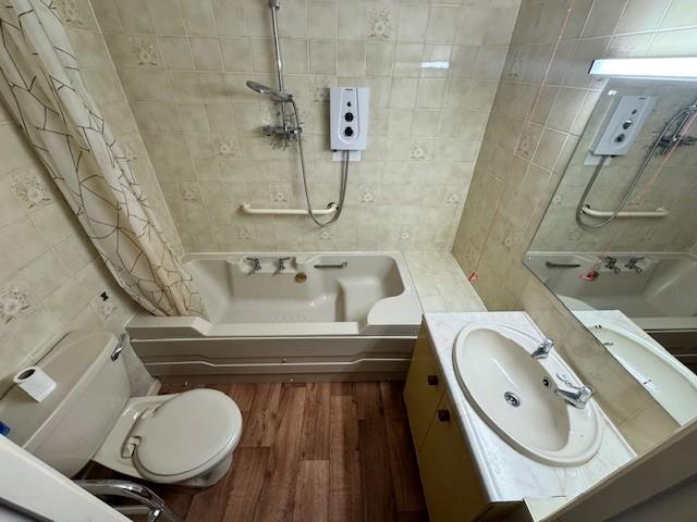 38 ST PETERS BATHROOM.jpg