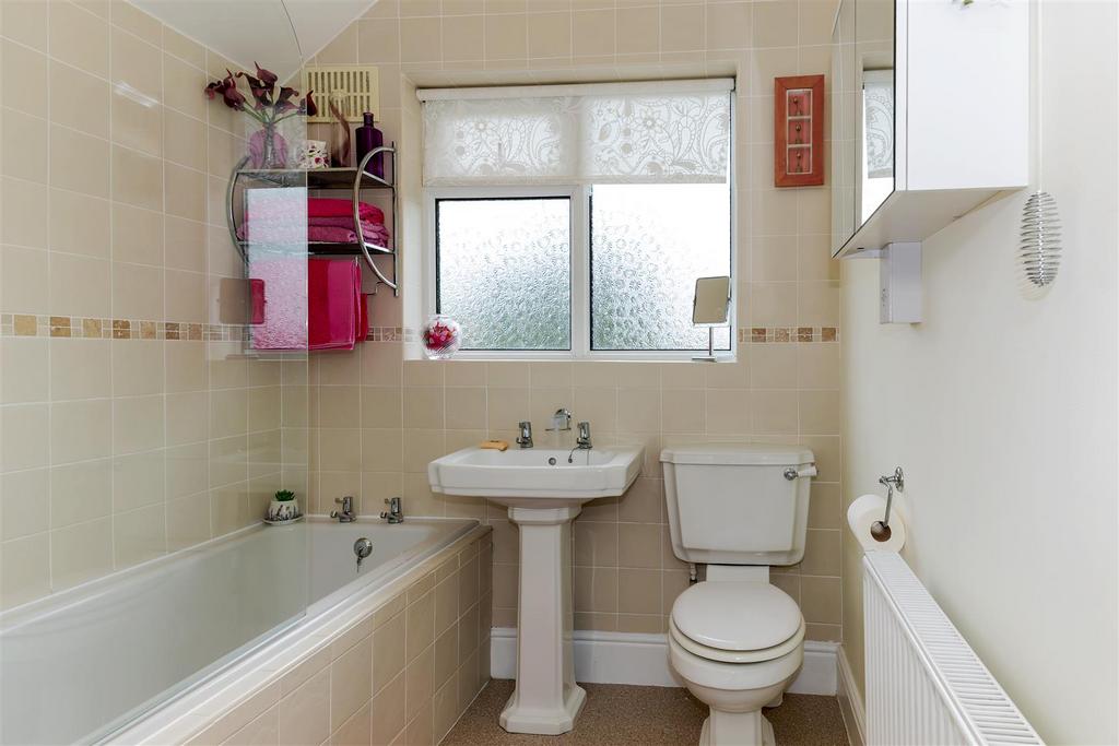 Family bathroom 1 STPP1982-20260309-Dx O Deep PRIME