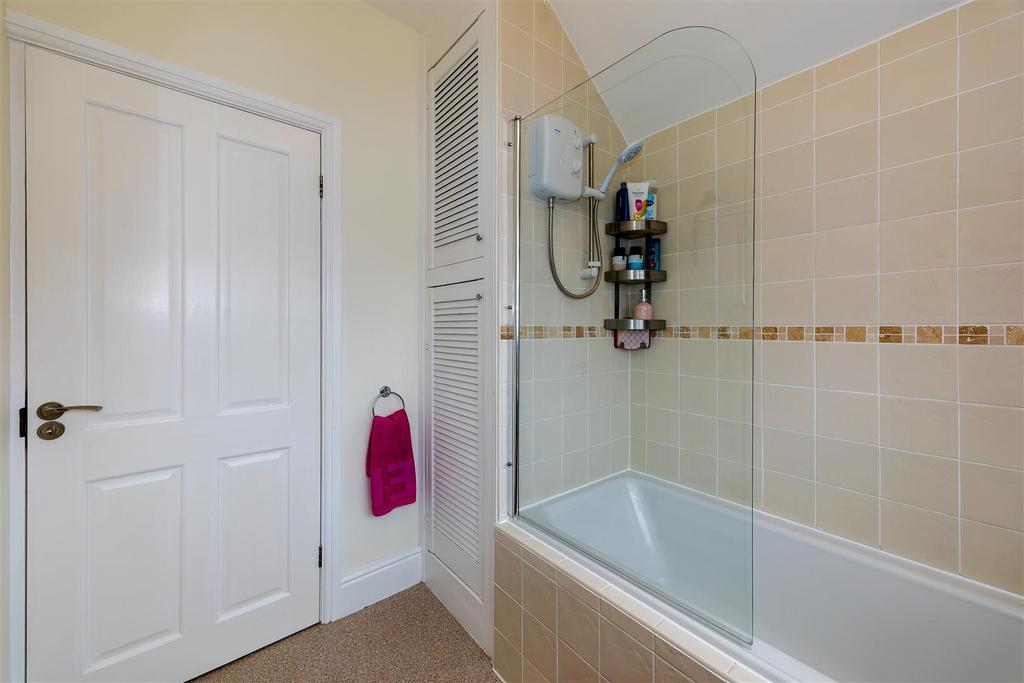 Family bathroom 1.1 STPP1984-20260309-Dx O Deep PRIM