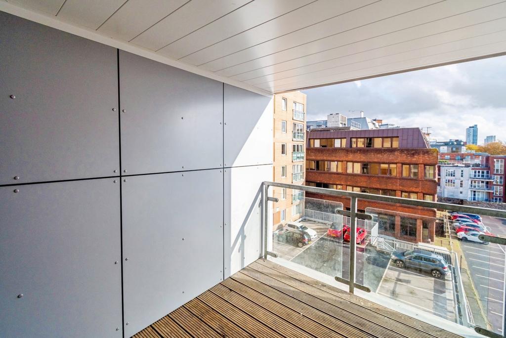 Apartment in Southampton - More