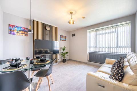 4 bedroom flat to rent, White City Estate, White City, London, W12