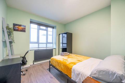 4 bedroom flat to rent, White City Estate, White City, London, W12
