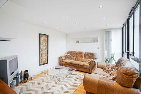 2 bedroom flat to rent, Kings Avenue, London SW4