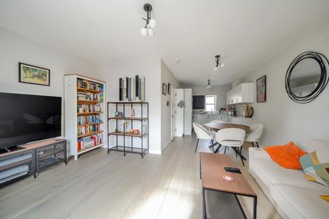 2 bedroom flat to rent, Brondesbury Road, Queens Park, London, NW6