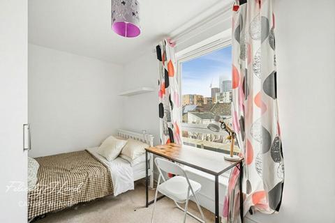 3 bedroom flat for sale, Holystone Court, Tiller Road, London E14