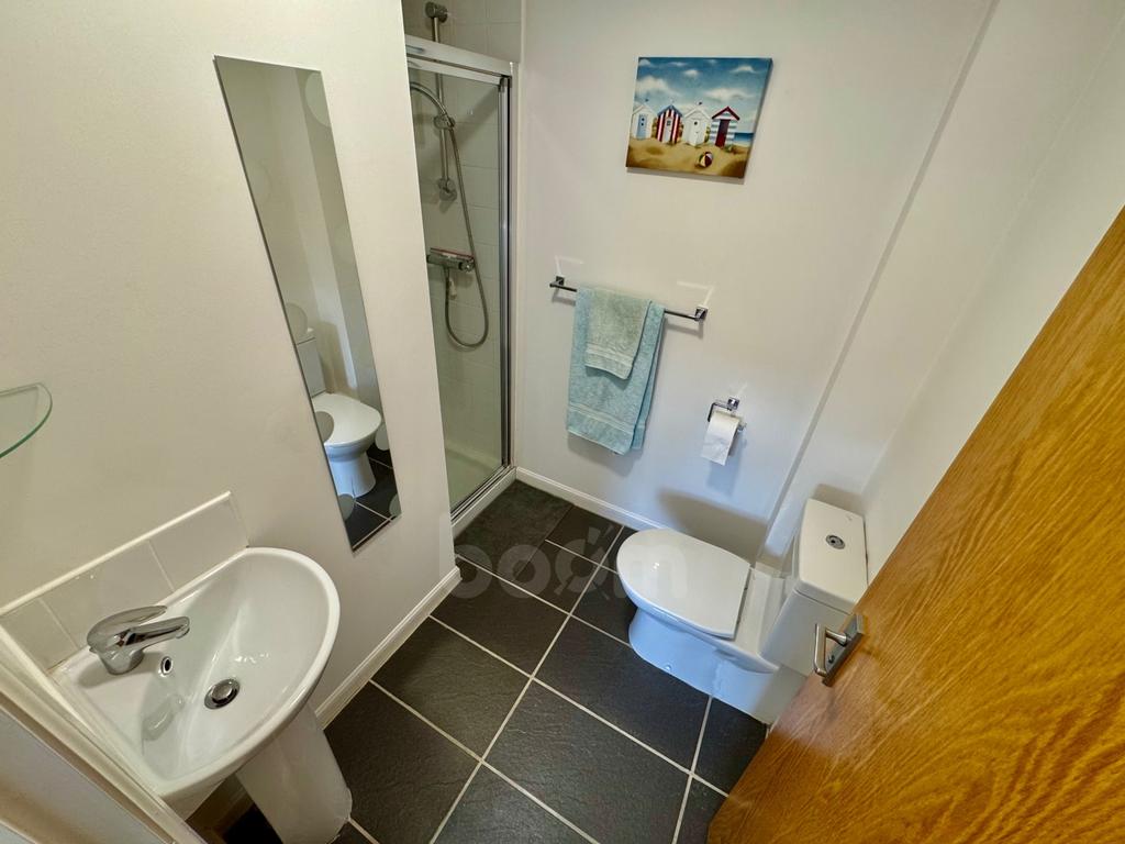 Millbarr Grove, Barrmill en suite shower room