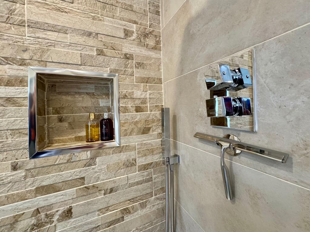 Millbarr Grove, Barrmill bathroom pic