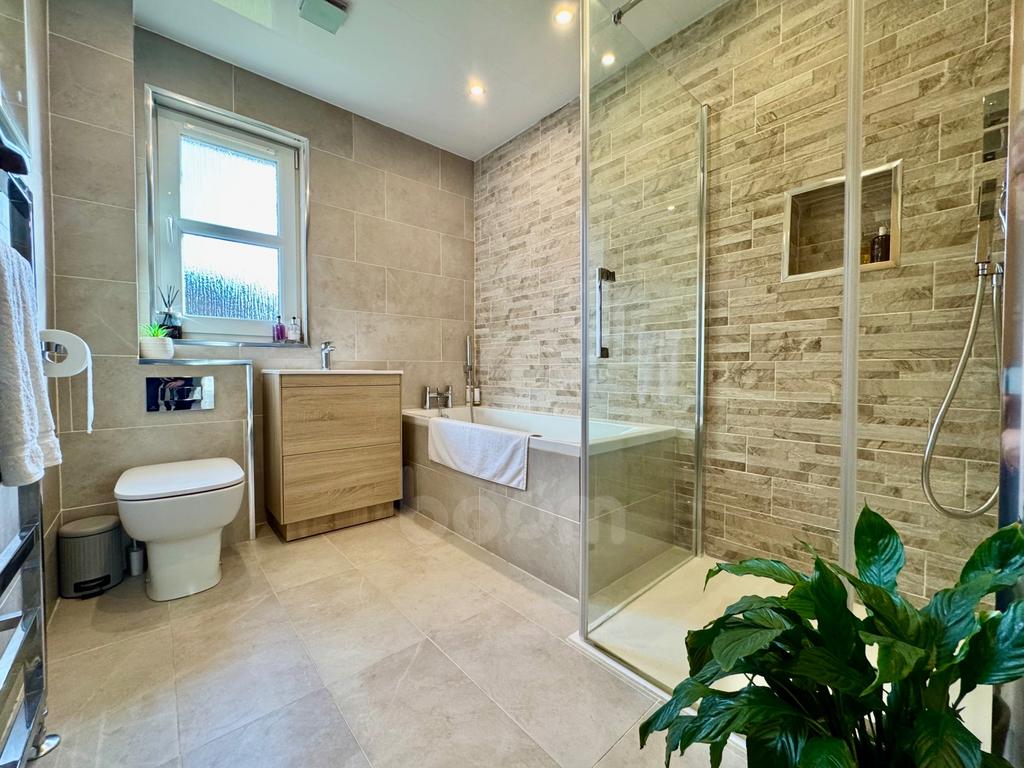 Millbarr Grove, Barrmill family bathroom