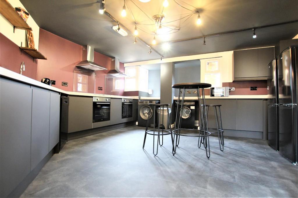 Flat 2 kitchen4.JPG