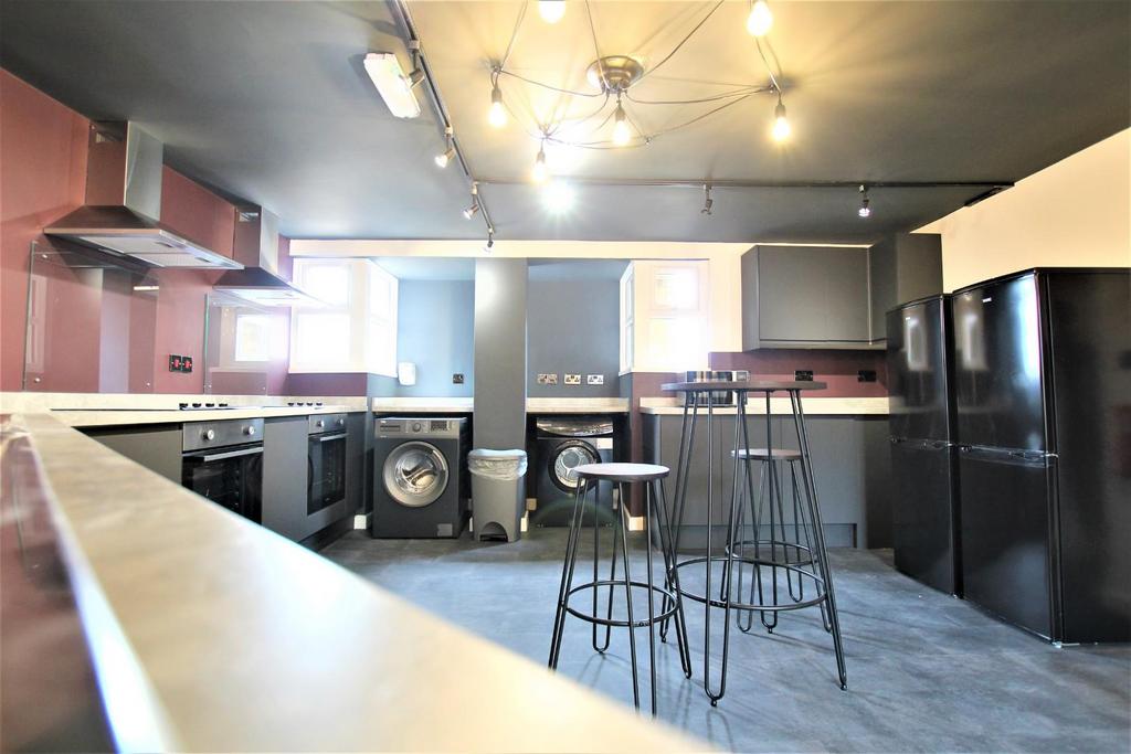 Flat 3 kitchen3.JPG