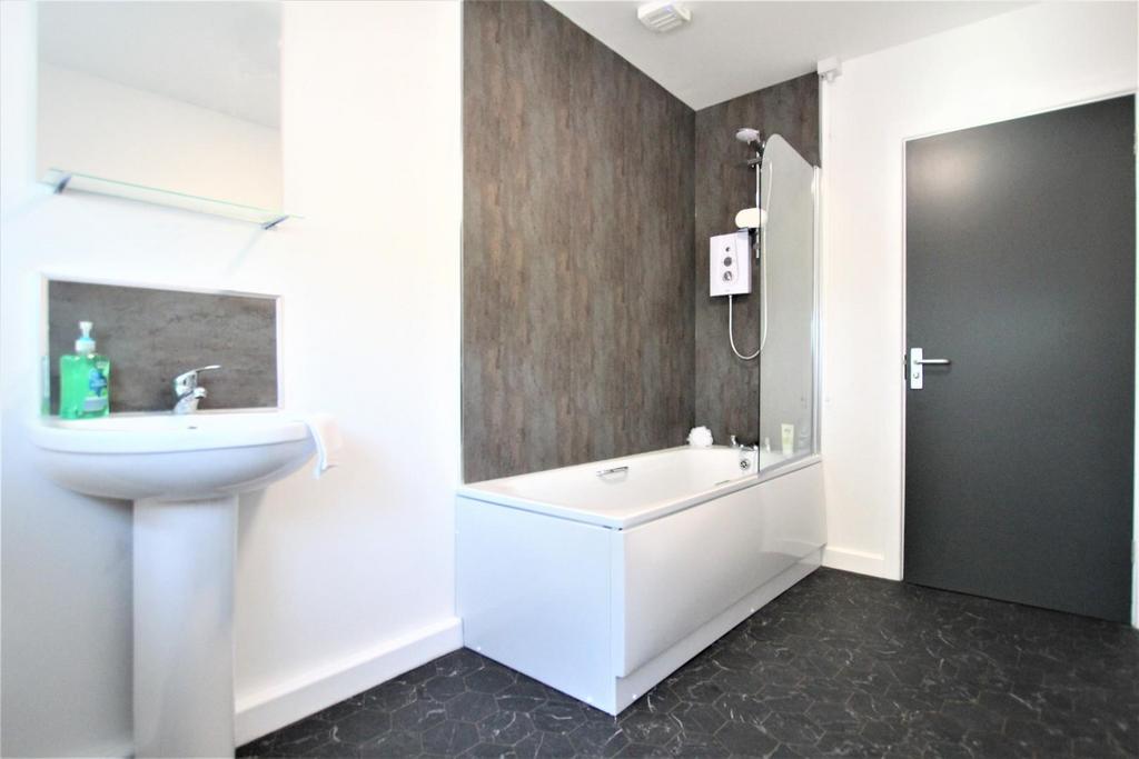Flat 3 bath1.JPG