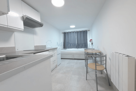 undefined, Lindsay Close, CR4