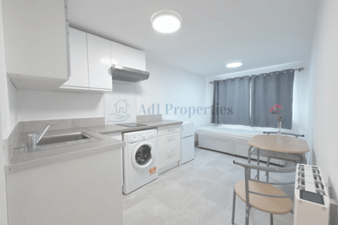 undefined, Lindsay Close, CR4