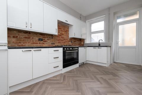 3 bedroom flat to rent, Richmond Hill, Bournemouth,