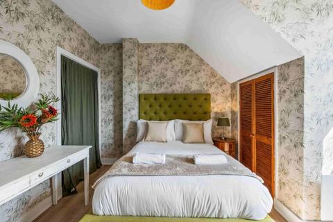 2 bedroom flat for sale, Carlisle Road, Hove.