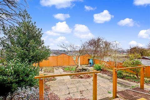 3 bedroom semi-detached house to rent, Hartcroft Road, Bestwood, Nottingham, NG5 5JF