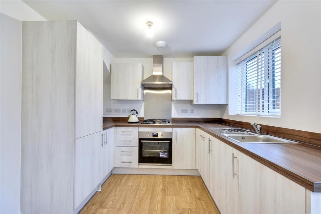 4. Kitchen 1.jpg
