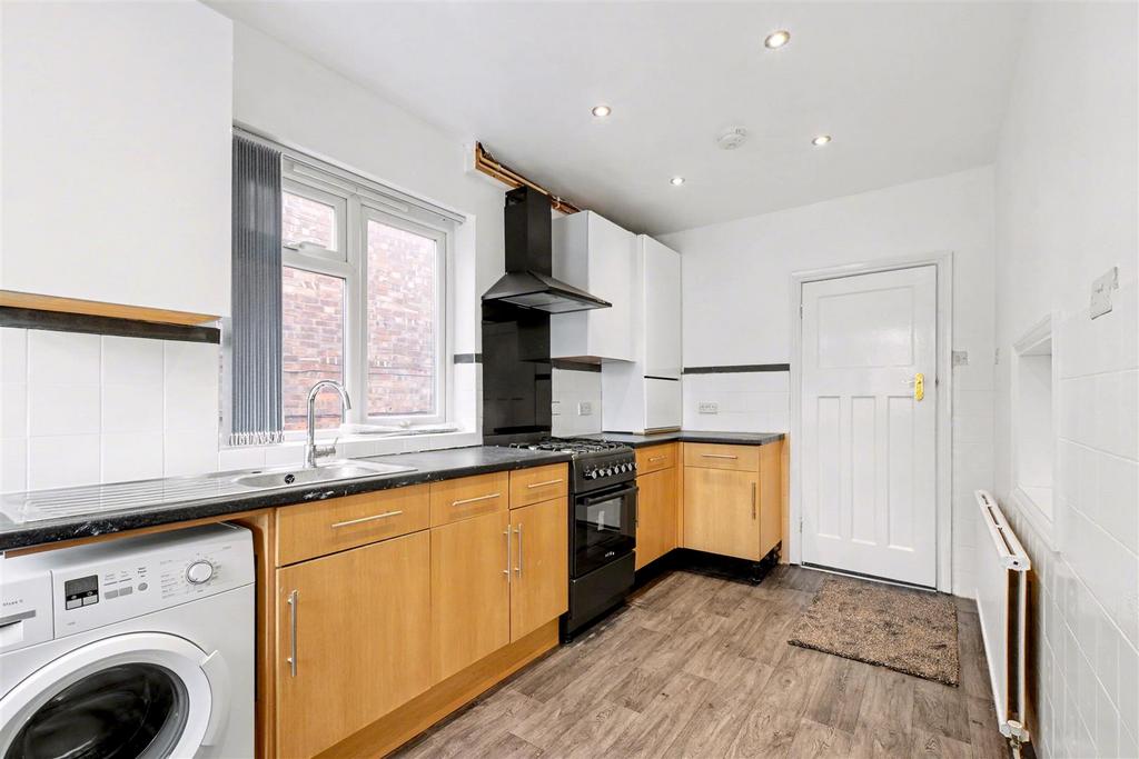 5. Kitchen 2.jpg