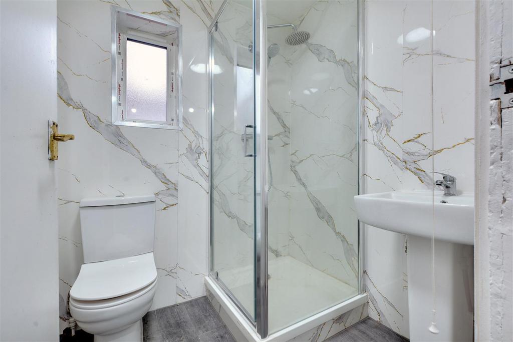 10. Bathroom 3.jpg
