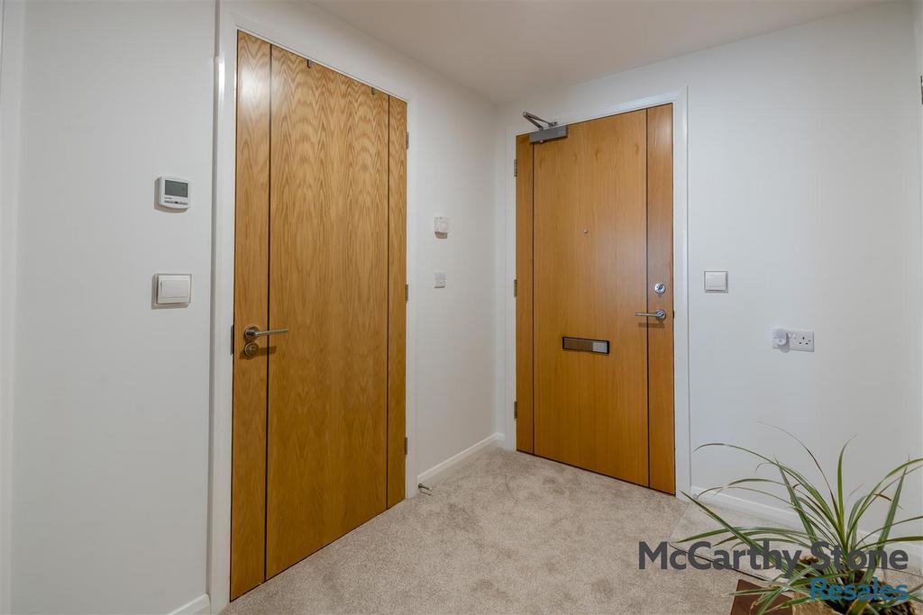 8680472-interior01.jpg