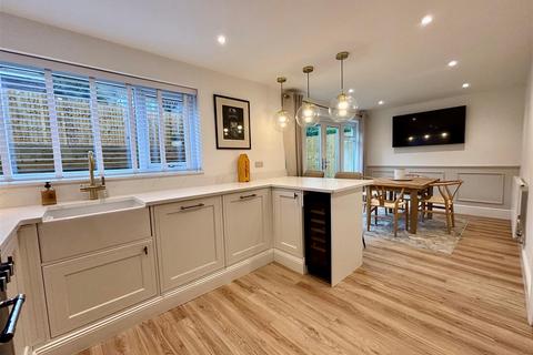 4 bedroom semi-detached house for sale, Alsfeld Way, High Peak SK22
