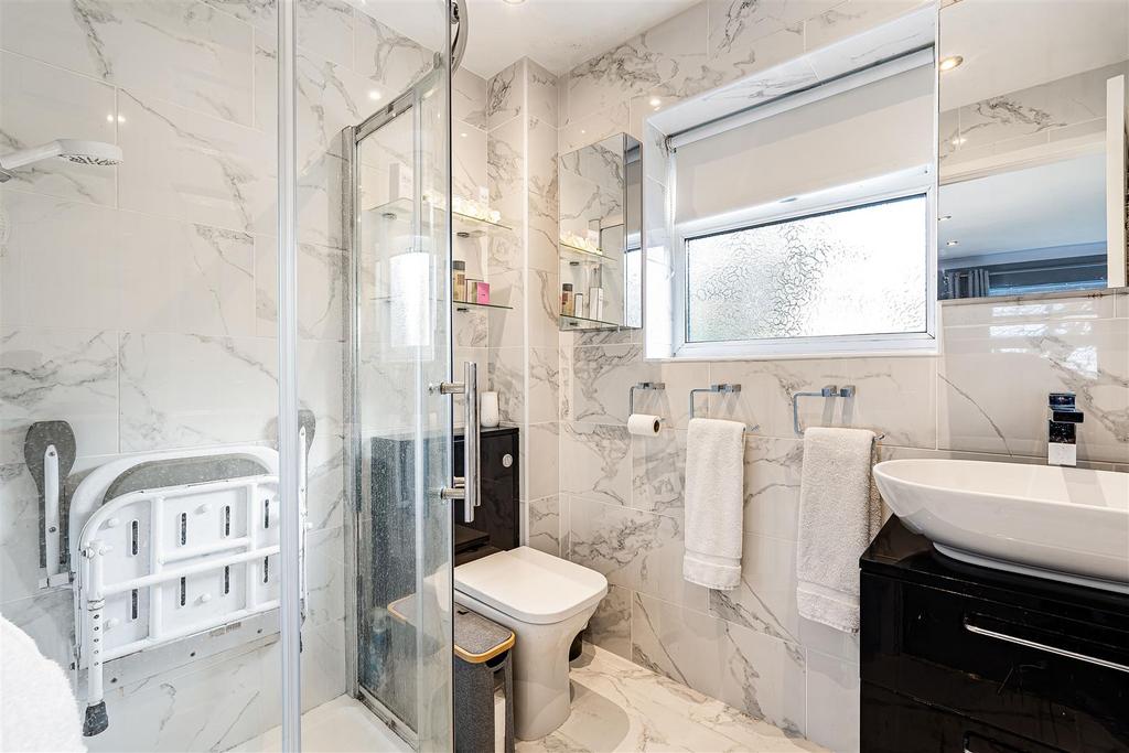 En-suite to Master
