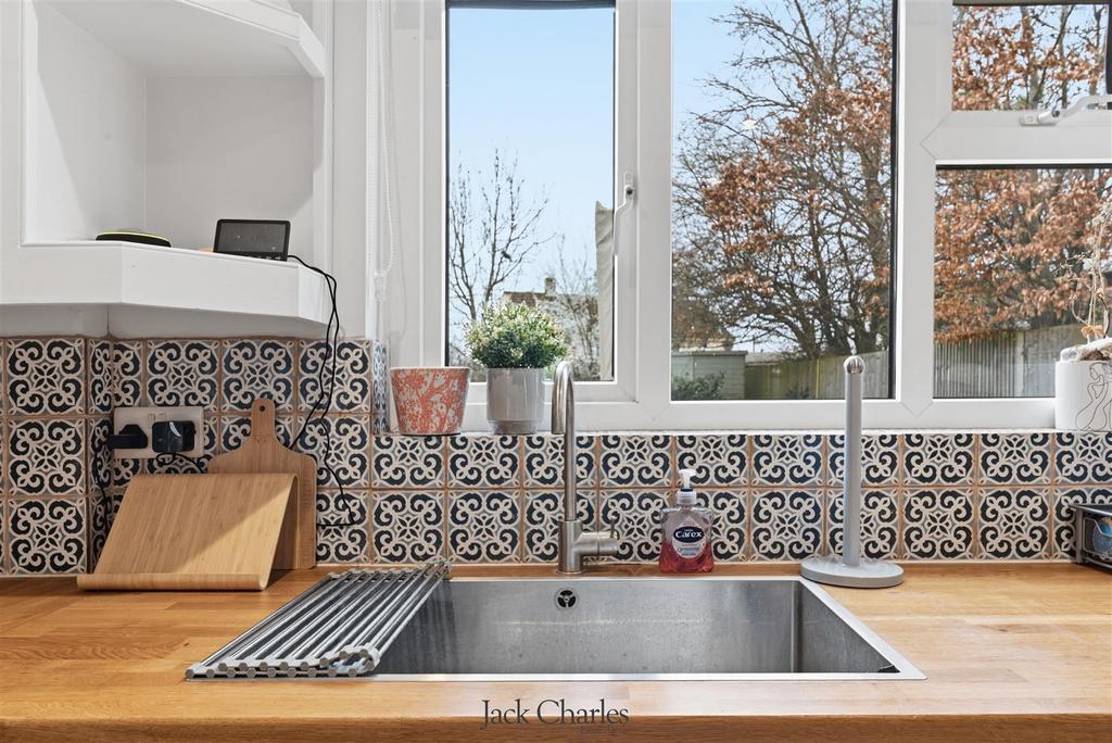 39 Gainsborough Gardens-27.jpg