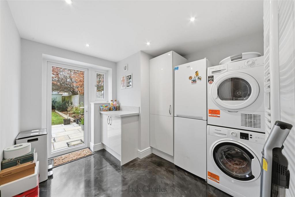 39 Gainsborough Gardens-30.jpg
