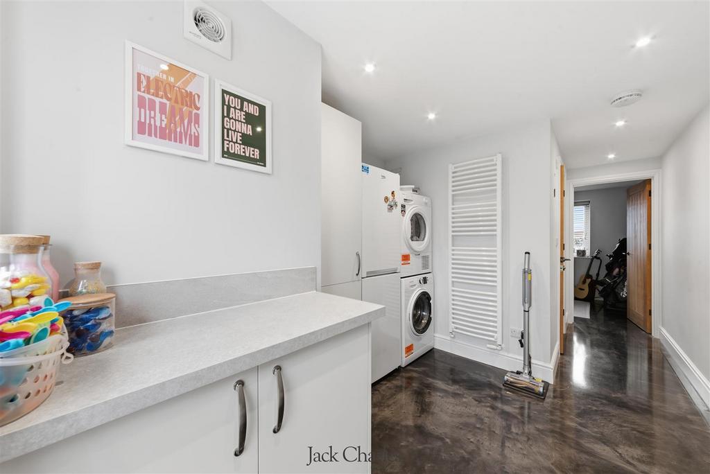 39 Gainsborough Gardens-31.jpg